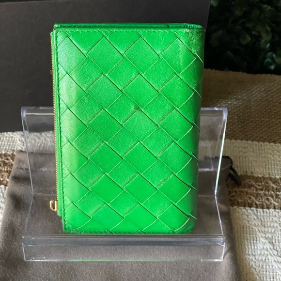 Bottega Veneta Compact Green Leather Wallet - Picture 2 of 4
